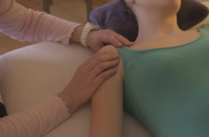 Bild einer Massagebehandlung in der Heilpraxis Barbara Dornschneider